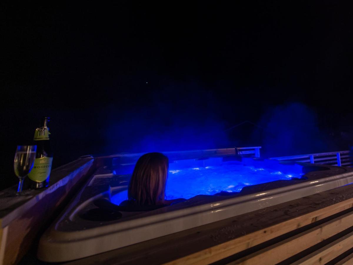 Arctic Lodge Tromvik With Jacuzzi Tromsø Exterior foto